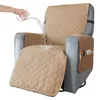 A hand is pouring water onto a beige recliner cover on a gray armchair, demonstrating its water-resistant feature. Anteprima dell’immagine prodotto