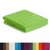 A folded green fitted sheet is shown against a white background. Below the sheet, a row of different colored fitted sheets are displayed. Produktbild-Vorschau
