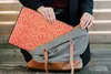 MuchoWow® Laptop Hülle 13 Zoll Ein orange-weißes Produktbild-Vorschau 6