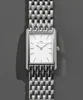 A close-up studio shot of a silver Daniel Wellington watch with a white face. Voir les images du produit