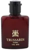 Dunkelroter Flakon mit goldenem Trussardi-Wappen, schwarzer Verschluss und goldene Aufschrift „Uomo The Red“. Produktbild-Vorschau