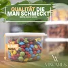 A clear plastic food storage container filled with colorful candies, with text overlays and other containers in the background. Anteprima dell’immagine prodotto