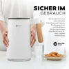 A person holding a white electric kettle with a wooden handle, with text overlays and a plate of cookies in the foreground. Produktbild-Vorschau
