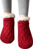 Rote Zopfmuster-Hausschuhe-Socken mit weißen Kunstfellbündchen, getragen an Füßen mit grauen Leggings Náhľad obrázku produktu