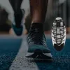A person running on a track, with a close-up inset of a shoe's lacing system. Náhled obrázku produktu