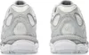 The back view of a pair of Asics Gel-NYC sneakers in cream and cloud grey. Produktbild-Vorschau