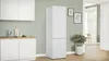 Bosch Serie 4 KGN392WCF Freistehende Kühl-Gefrier-Kombination mit Gefrierbereich unten, 203 x 60 cm, Weiß Schrägansicht geschlossen Beispielküche Voir les images du produit