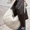 reisenthel moonbag Umhängetasche puffer stone 24 L GO7097 Produktbild-Vorschau 5