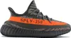 A single Adidas Yeezy Boost 350 V2 sneaker shown from a side-diagonal angle against a white background. Produktbild-Vorschau