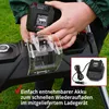 A person is inserting a battery into a lawnmower. A smaller inset image shows the battery and charger. Produktbild-Vorschau