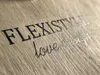 Close-up of text on a wood-like surface. Voir les images du produit