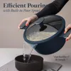 A person is pouring water from a pot with noodles into a bowl. Anteprima dell’immagine prodotto
