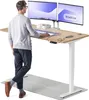 A man is standing at a height-adjustable desk with two monitors, demonstrating its use. Voir les images du produit