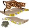 A Bengal cat is shown on a cardboard scratching board, with a pile of dried herbs next to a second scratching board. Voir les images du produit