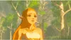 A young woman with blonde hair and pointed ears stands in a forest clearing, looking upwards with a worried expression. Voir les images du produit
