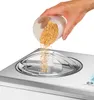 Eine Hand schüttet Zutaten in den geöffneten Deckel der Unold B-Ware Eismaschine Nobile 2 L Produktbild-Vorschau
