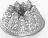 A silver bundt pan shaped like a pine forest, photographed against a white background. Anteprima dell’immagine prodotto