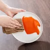 Hands wiping a white plate with an orange spill on it with a brown cloth. Produktbild-Vorschau