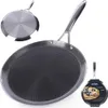 A close-up view of a non-stick frying pan with a honeycomb pattern, shown from multiple angles, and a small inset image of the product packaging with pancakes. Voir les images du produit