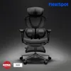 A black ergonomic office chair is shown against a dark gray background with lighting. Anteprima dell’immagine prodotto