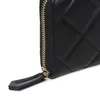 A close-up of the zipper and pull tab of a black quilted wallet. Produktbild-Vorschau