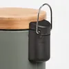 Close-up of the top corner of a green trash can with a bamboo lid and a black plastic accessory attached to the side. Podgląd zdjęcia produktu