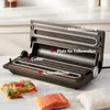 A vacuum sealer machine is shown open, with labels pointing to its features. Packaged food items are in the foreground. Anteprima dell’immagine prodotto