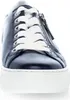 A close-up front view of a blue sneaker with white laces and a white platform sole. Produktbild-Vorschau