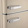 A close-up view of the handles and dividing line of a cream-colored refrigerator. Anteprima dell’immagine prodotto