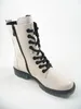 A cream-colored leather boot with black laces and a black sole, shown against a white background. Anteprima dell’immagine prodotto