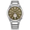 A close-up studio shot of a men's wristwatch. Voir les images du produit