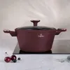 A burgundy pot with a glass lid sits on a black induction cooktop. Anteprima dell’immagine prodotto