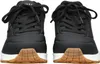 A front view of a pair of black Skechers sneakers. Voir les images du produit