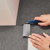 Zuschneiden einer grauen Teppichfliese. Produktbild-Vorschau