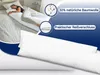 A woman is lying on a bed with a long pillow, and there are text overlays highlighting product features. Produktbild-Vorschau