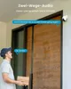 A delivery person is holding a package in front of a wooden door, with a security camera visible on the wall and speech bubbles indicating two-way audio communication. Produktbild-Vorschau