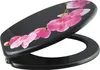 A black toilet seat with a pink orchid design. Náhľad obrázku produktu