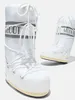 Two white Moon Boot Icon Nylon boots are shown against a white background. The boot in the foreground is larger and more detailed, while the boot in the background is smaller and slightly out of focus. Anteprima dell’immagine prodotto