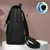 A black leather backpack is shown from the side, with a marketing graphic indicating water resistance. Voir les images du produit
