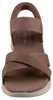 Auf dem Bild ist eine braune Sandale abgebildet die von der Seite betrachtet wird. Die Sandale zeigt ein schlichtes Design mit mehreren Riemen und einem offenen Zehenbereich. Produktbild-Vorschau