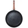A top-down view of a black frying pan with a wooden handle. Anteprima dell’immagine prodotto