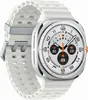A close-up shot of a white smartwatch with a silver bezel and an orange accent on the crown. Anteprima dell’immagine prodotto