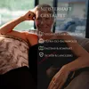 A woman is sitting on a couch with text overlays describing product features. Produktbild-Vorschau