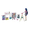 A Barbie doll and accessories are displayed on a white background, set up as a party scene. Anteprima dell’immagine prodotto
