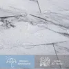 Grauer und weißer Marmorlook-Boden mit Wassertropfen auf der Oberfläche, die Wasserbeständigkeit und 3D-Struktur zeigen Produktbild-Vorschau