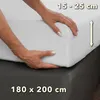 Hands are shown adjusting a white fitted sheet on a mattress. Text indicates dimensions and size range. Produktbild-Vorschau