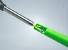 A close-up shot of a silver metal rod inserted into a green plastic casing with a sharpener blade. Anteprima dell’immagine prodotto