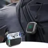 A person wearing a backpack with an AirPods Pro case and a charging accessory attached. Anteprima dell’immagine prodotto