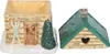 Two ceramic log cabin-style houses, one with a yellow interior and skis on the side, the other with a green roof and a heart-shaped window. Voir les images du produit