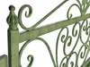 A close-up view of a green metal garden bench with ornate scrollwork. Anteprima dell’immagine prodotto